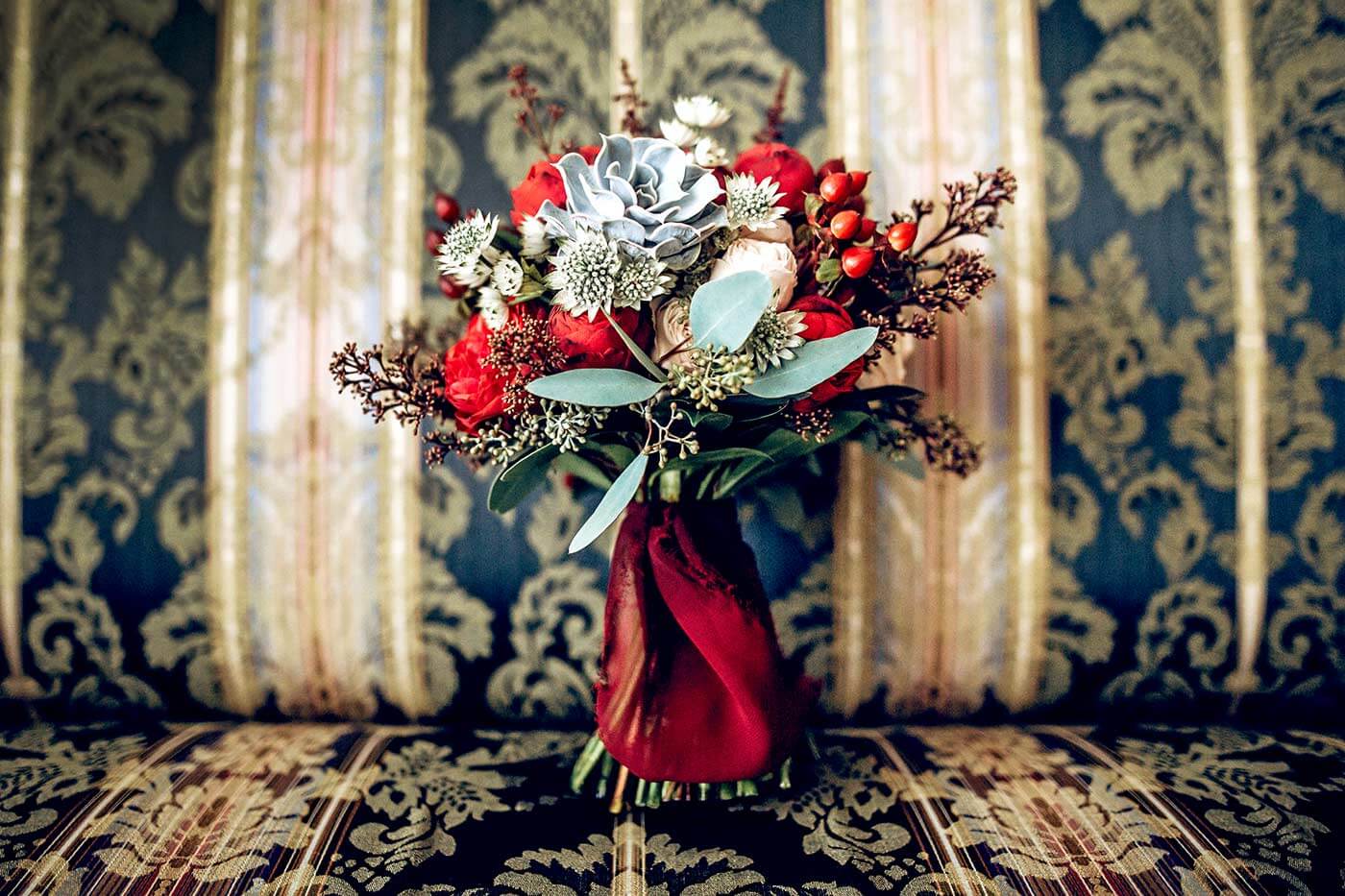 Winterlicher Brautstrauß mit roten Rosen