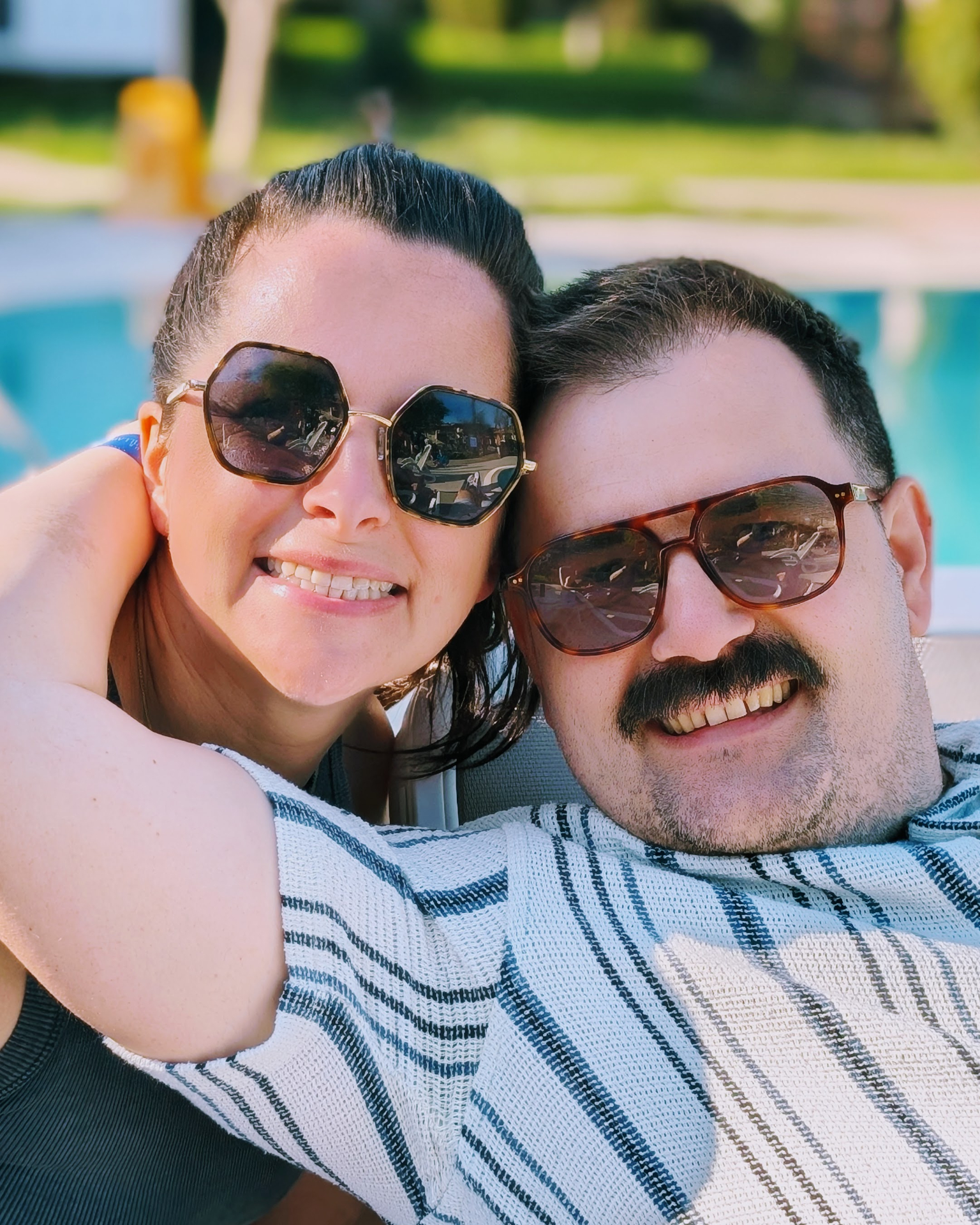 Das Brautpaar am Pool